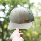 SMALL LEATHER PATCH TRUCKER HAT MOSS/KHAKI