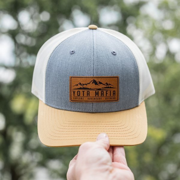LEATHER PATCH TRUCKER HAT BEIGE/GREY/WHITE